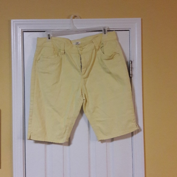 Yellow Capri's - Picture 1 of 1